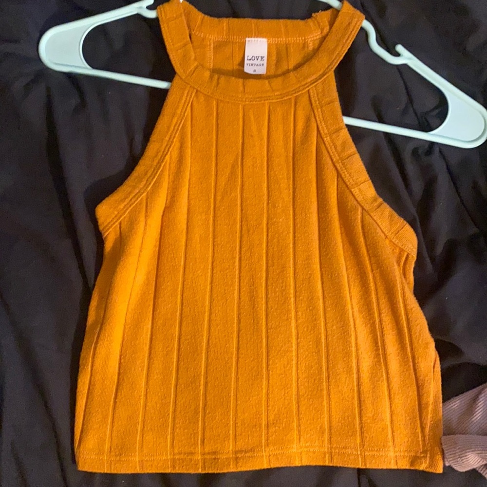 Love vintage croptank top it’s a size small and the color is more orange